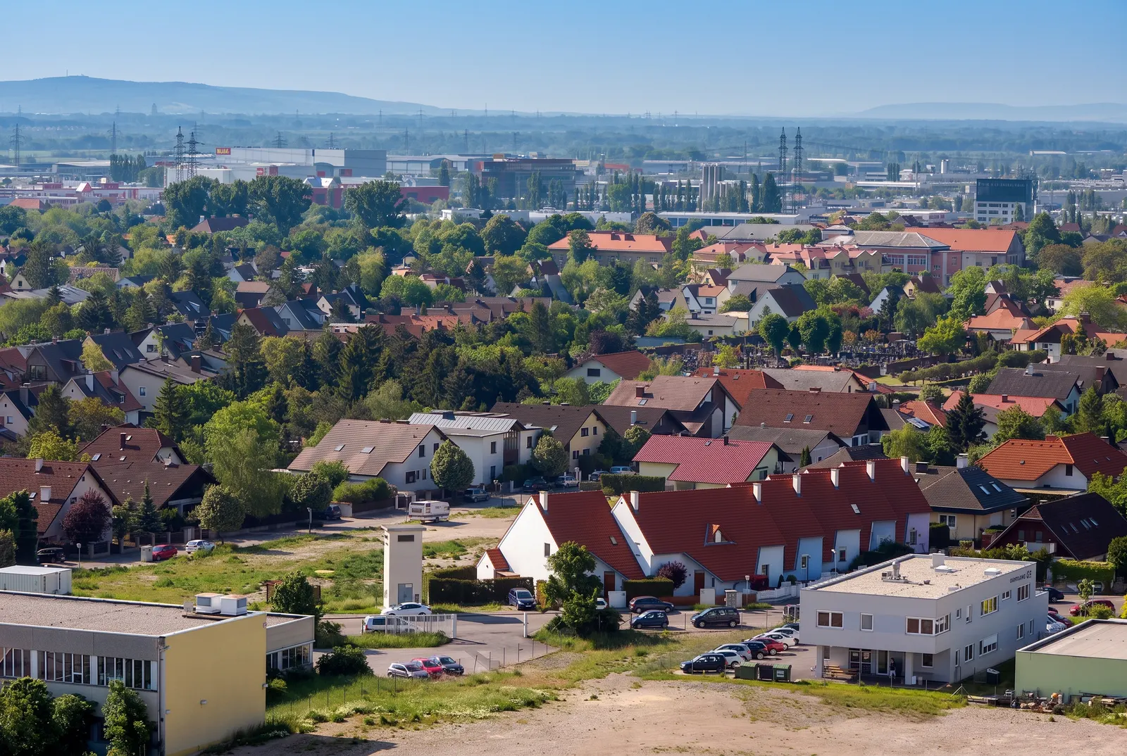 Luftaufnahme von Wiener Neudorf — Wohnviertel der Marktgemeinde, dahinter das Gewerbegebiet